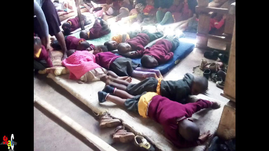 The children from the street to  the centre